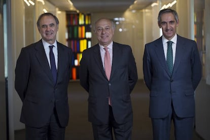 De izquierda a derecha: Luis de Carlos, José María Segovia y Salvador Sánchez Terán.