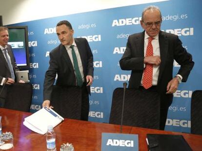 A la derecha, Peio Guibelalde, presidente de Adegi, junto al secretario general José Miguel Ayerza.