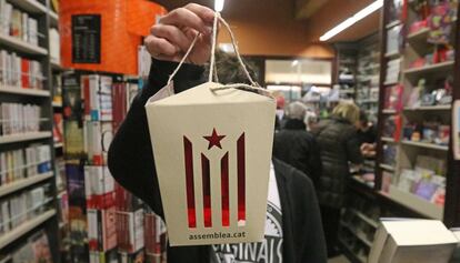 Fanalet 'estelat' en una llibreria de Vic.