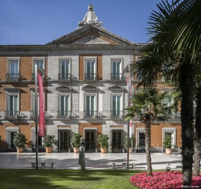 El Museo Nacional Thyssen-Bornemisza cerró 2019 con beneficios de 1,8 millones de euros, debido en parte a la ampliación de la subvención del Ministerio de Cultura, que aportó 8,7 millones, un 55,6% más que el curso anterior, según las cuentas publicadas en el Boletín Oficial del Estado. La pinacoteca incrementó los ingresos en taquilla y en la tienda 400.000 euros, logrando un total de 9,9 millones, y la inversión vía patrocinios, en 603.000 euros. En cuanto a los gastos, el Thyssen ahorró un 9,7% y pasó de los 19,2 millones a los 17,5 millones durante el pasado ejercicio. En las cuentas del Museo figuran los salarios del director artístico, Guillermo Solana, y del director gerente, Evelio Acevedo, que suman entre los dos 191.955 euros anuales. También se refleja la cifra anual de 8,4 millones de euros, que debería recibir Carmen Cervera por la cesión de su colección. Cabe recordar que una de las obras más cotizadas de la baronesa Thyssen, 'Mata Mua', de Gauguin, salió del Museo la pasada primavera.