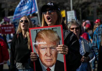 Partidarios de Trump se reúnen para una manifestación fuera del centro de escrutinio de votos de Detroit (Michigan), el 6 de noviembre.