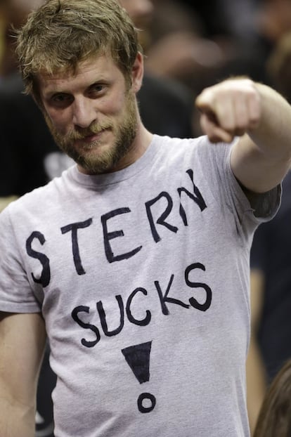 Un seguidor de San Antonio exhibe una camiseta contra el comisionado de la NBA, David Stern, durante el duelo contra los Grizzlies.