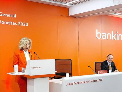 María Dolores Dancausa, consejera delegada de Bankinter, y Pedro Guerrero, presidente de Bankinter, en la junta de accionistas de 2020.
 