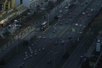 Vista general del despliegue de seguridad empleado para escoltar la limusina de Kim Jong-un por la avenida Chang'an de Pekín.