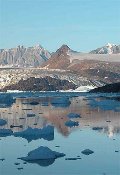 Icebergs formados por la fractura del glaciar Kangerdlussuaq (Groenlandia).