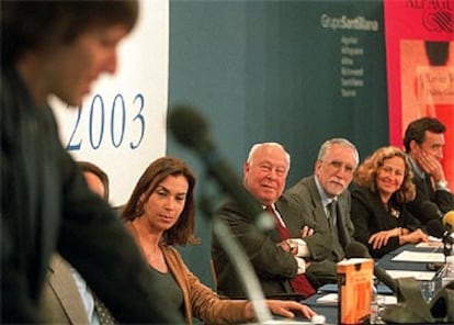 Xavier Velasco lee su discurso, observado por Carmen Posadas, Jesús de Polanco, Luis Mateo Díez, Isabel de Polanco y Juan González.