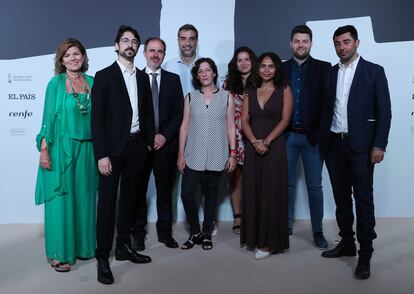 De izquierda a derecha: Maite Nieto, Julio Núñez, Íñigo Domínguez, Oriol Güell, Amaya Iríbar, Lucía Foraster Garriga, Paola Nagovich, Emilio Sánchez Hidalgo, y Daniel Verdú; periodistas galardonados por su trabajo publicado en EL PAÍS sobre los abusos en la Iglesia Católica española. 