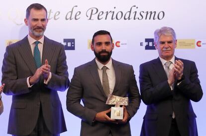 La presidenta del Congreso, Ana Pastor; el ministro de Asuntos Exteriores, Alfonso Dastis, y el secretario de Estado de Cooperación Internacional, Fernando García Casas han asistido a la ceremonia, que se ha celebrado en la Casa de América y en la que también se ha entregado el XIV Premio Don Quijote de Periodismo, patrocinado por la firma Lexus. En la imagen, el cubano Julio Baptista Rodríguez (c), tras recibir de manos del rey Felipe VI el Premio Especial Iberoamericano de Periodismo Ambiental y Desarrollo Sostenible, que patrocina la Fundación Aquae, como autor del reportaje "Las aguas muertas del Havana Club".