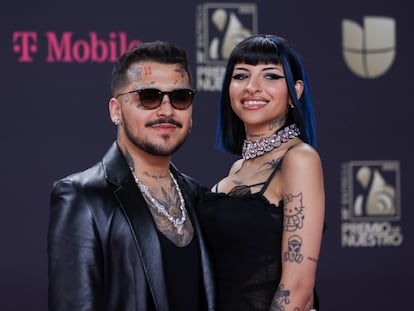 Cazzu y Christian Nodal durante los premios Lo Nuestro, en Miami, el 23 de febrero de 2023.