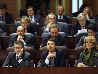En primera fila, desde la izquierda, Francisco Granados, Ignacio González y Esperanza Aguirre, en la Asamblea de Madrid en 2009.