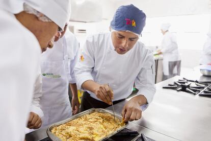 Los mejores restaurantes de Lima envían a sus chefs un día a la semana a Pachacútec para dar clase a los alumnos.  