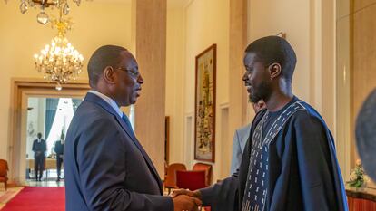 El presidente de Senegal, Macky Sall, recibía en el palacio presidencial a Bassirou Diomaye Faye, ganador de las elecciones y presidente electo, el pasado 28 de marzo en Dakar.