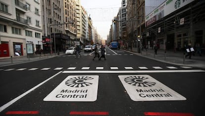 Dos señales de entrada a Madrid Central en la Gran Vía madrileña. 