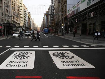 Dos señales de entrada a Madrid Central en la Gran Vía madrileña. 