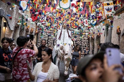 Las decoraciones de la calle de Mozart en las Fiestas del barrio de Gràcia 2025. 