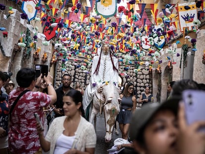 Las decoraciones de la calle de Mozart en las Fiestas del barrio de Gràcia 2025.