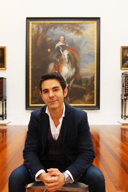 Pablo González Tornel, director del Museo de Bellas Artes de Valencia, con el preciado retrato de Van Dick, que se exhibirá junto al legado de Gernstenmaier.