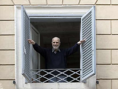 Mario Monicelli asomado a la ventana de su casa de Roma. El Festival de San Sebastián le dedicará este año un homenaje y proyectará una retrospectiva de su obra.