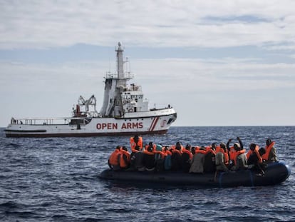 Una zodiac con inmigrantes aguarda el rescate del Open Arms, en el mar de Alborán, el 11 de octubre de 2018.