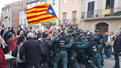 Fotomontaje difundido por usuarios de Twitter en el que se muestra a la Guardia Civil confrontándose a votantes que portan una estelada frente a un colegio electoral en la calle.