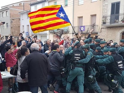 Fotomontaje difundido por usuarios de Twitter en el que se muestra a la Guardia Civil confrontándose a votantes que portan una estelada frente a un colegio electoral en la calle.