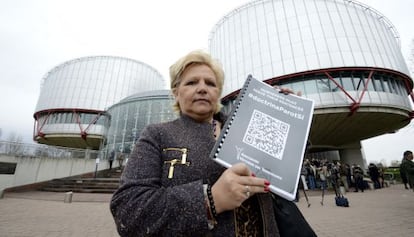 La presidenta de la AVT, &Aacute;ngeles Pedraza, ayer ante el tribunal de Estrasburgo.