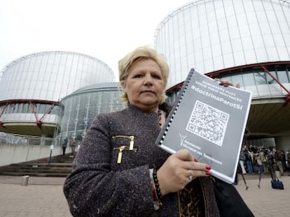 La presidenta de la AVT, Ángeles Pedraza, ayer ante el tribunal de Estrasburgo.