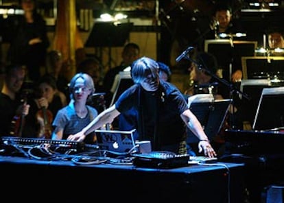 Ryuichi Sakamokto, con la OBC, en el Auditorio de Barcelona.
