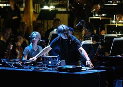 Ryuichi Sakamokto, con la OBC, en el Auditorio de Barcelona.