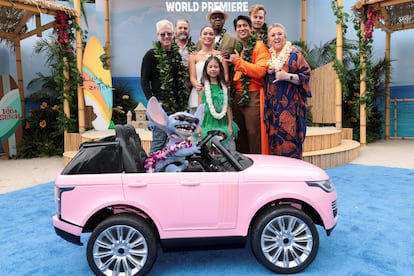 De izquierda a derecha Chris Sanders, Billy Magnussen, Zach Galifianakis, Maia Kealoha, Sydney Agudong, Courtney B. Vance, Kaipo Dudoit, Amy Hill y, en el coche, Stitch en el estreno de 'Lilo y Stitch' en Los Ángeles.