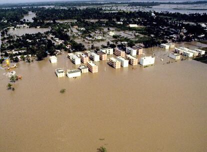 Varias comunidades de República Dominicana han quedado sepultadas bajo el agua. Sólo de las casas se ven los tejados, como en la ciudad de San Cristobal.