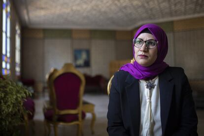 En los pasillos del parlamento de Túnez, a cientos de kilómetros de distancia, Chedia Hafsouni, parlamentaria de Jendouba, afirma: “El Estado no tiene una estrategia organizada para abordar los problemas de las mujeres rurales. Su estrategia está fallando"