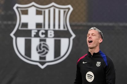 El centrocampista del FC Barcelona, Dani Olmo, durante el entrenamiento en la Ciudad Deportiva del FC Barcelona, este viernes.