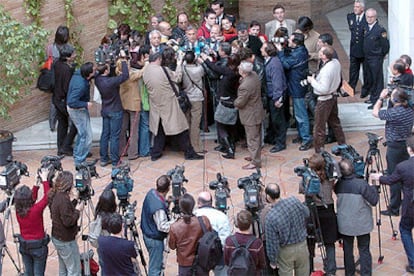 El delegado del Gobierno en Andalucía, Juan José López Garzón, atiende a los medios en la Comisaría de Málaga.