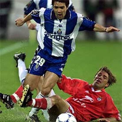 Deco cae al suelo ante Calado, del Benfica.