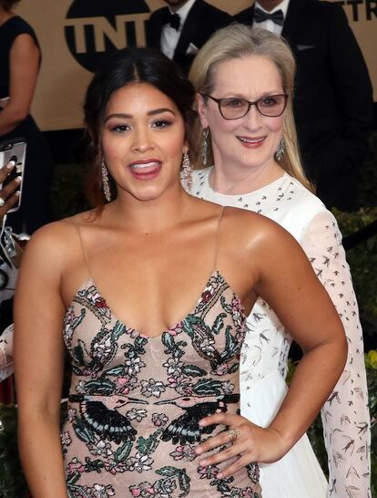 La actriz Meryl Streep no pudo evitar posar mientras pasaba por detrás de su colega, Gina Rodríguez, en la alfombra roja de los premios de los guionistas de Hollywood del pasado mes de enero. La intérprete de la serie 'Jane de Virgin' casi ni se percató del momento.  “Juro que parecía como una brisa mágica detrás de mí”, escribió al día siguiente Rodríguez en su cuenta de Twitter.