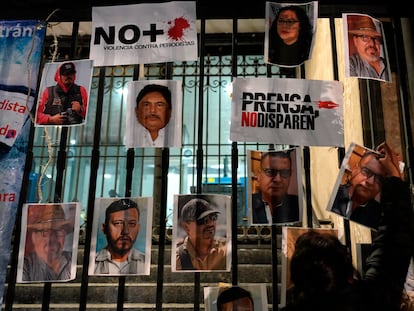 Una mujer coloca una foto de un periodista asesinado durante una manifestación contra la violencia hacia la prensa, el 25 de enero en Ciudad de México.