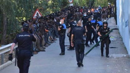 Un grupo de migrantes espera las instrucciones de la policía en Ceuta el 26 de julio.
