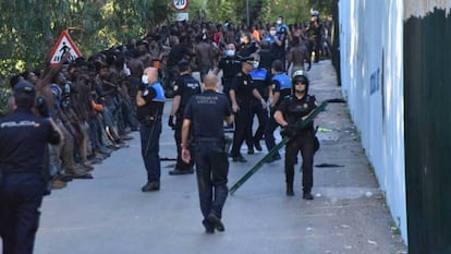 Un grupo de migrantes espera las instrucciones de la policía en Ceuta el 26 de julio.