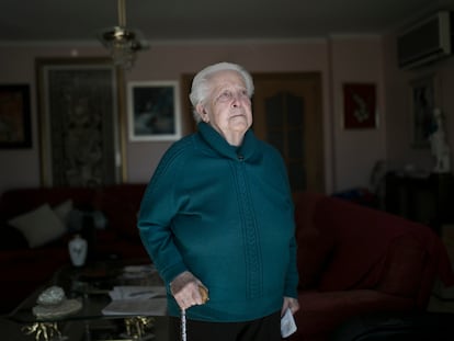 Rosario Bravo, que fue desahuciada por error en L'Hospitalet del Llobregat en febrero de 2021, en casa de su hijo Emiliano Caballero, en Terrassa.
