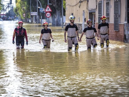 Emergency crews in Dolores, Alicante.