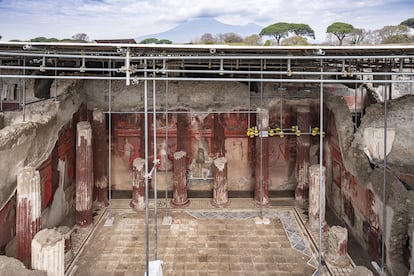 El gran fresco, pintado casi a tamaño natural, y dedicado a Dionisio, encontrado en una sala de banquetes de una 'domus' en Pompeya.