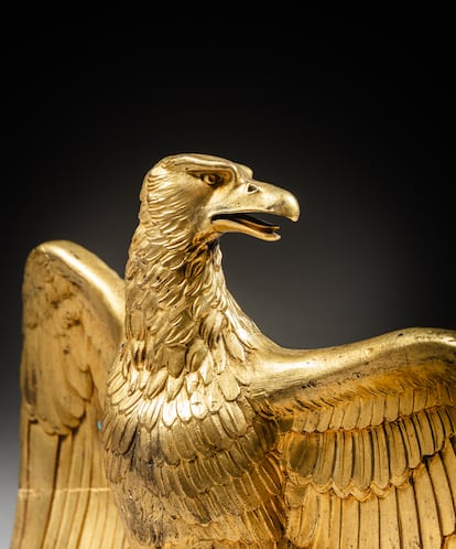 Águila dorada del periodo imperial que sale por 30.000 euros.