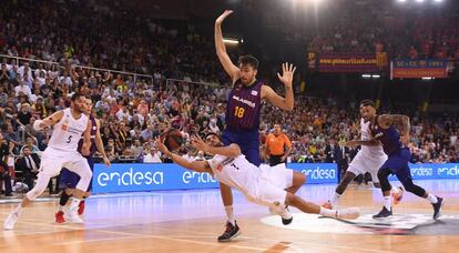 Campazzo ante Oriola en la jugada final