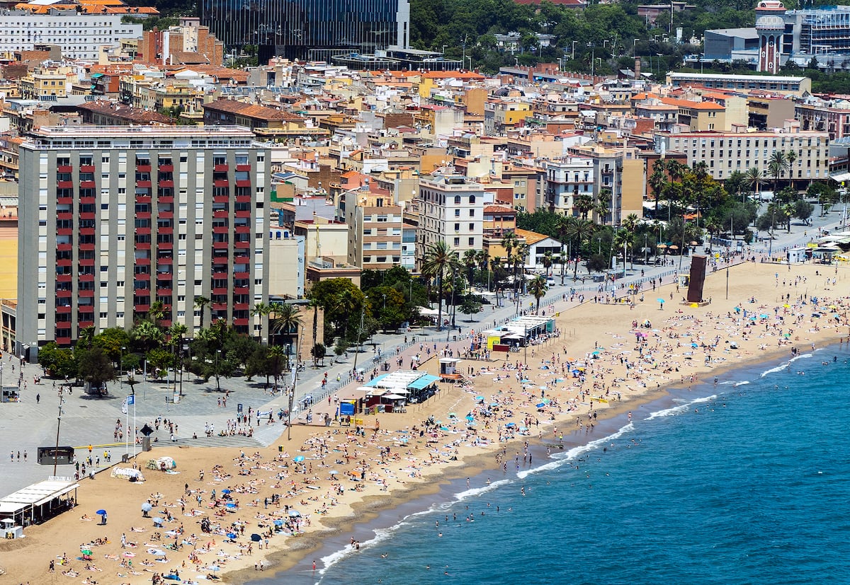 Streets of salt and sand: the Barceloneta that hosts the Copa América, beyond the voracious hospitality industry and tourist rentals | EL PAÍS Semanal