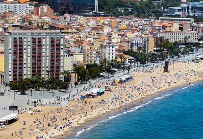 Vista de la franja litoral barcelonesa desde el hotel W, con la playa de la Barceloneta en primer plano.