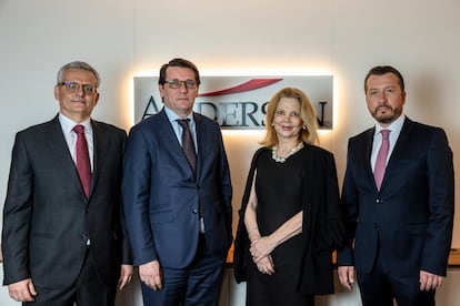 En la fotografía, de izquierda a derecha: José Ignacio Gelpí, Juan Ignacio Alonso (socio de Andersen y director de la oficina en Barcelona), Stella Raventós y Dimitri Sierra.