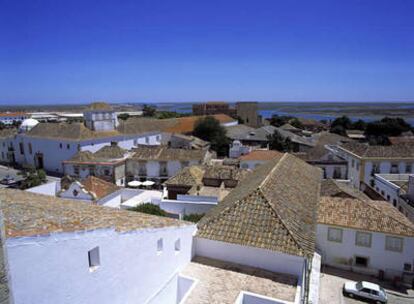 Vista de las construcciones típicas del Algarve, en la ciudad de Faro, con la Ría Formosa al fondo
