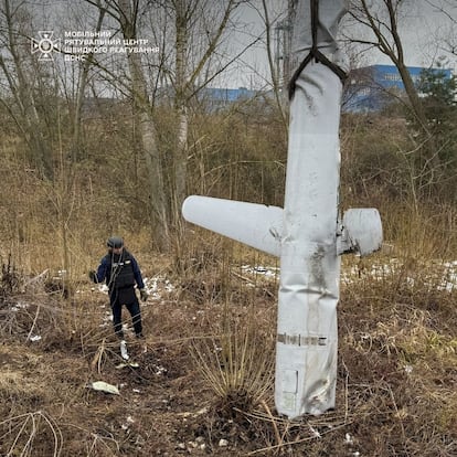 Deminers of the State Emergency Service lift a part of an intercepted Russian Kh-55 cruise missile, amid Russia's attack on Ukraine, in Kyiv, Ukraine November 28, 2024. Press service of the State Emergency Service of Ukraine/Handout via REUTERS ATTENTION EDITORS - THIS IMAGE HAS BEEN SUPPLIED BY A THIRD PARTY. DO NOT OBSCURE LOGO.