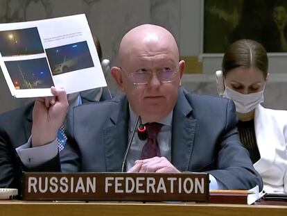 El embajador de Rusia en la ONU, Vasili Nebenzia, muestra fotos en la reunión del Consejo de Seguridad, este viernes en Nueva York.